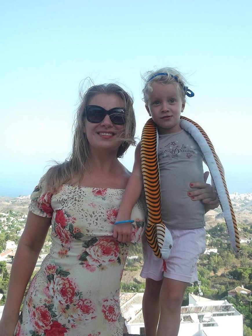 Наталия с дочкой после переезда в Испанию