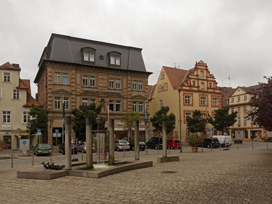 здание в Ансбахе площадь улица вид Германия переезд учёба жизнь красивый дом 
