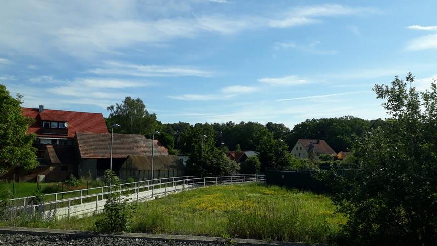 Трисдорф, Бавария, Германия деревня луг небо домики дорога пейзаж