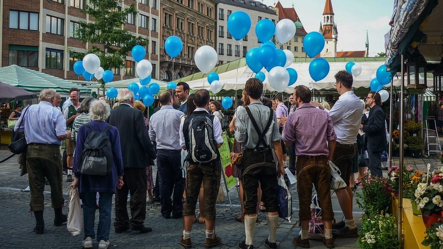воздушные шары,люди,толпа,празднование,фестиваль,немцы,мюнхен,германия,город,зданий, 